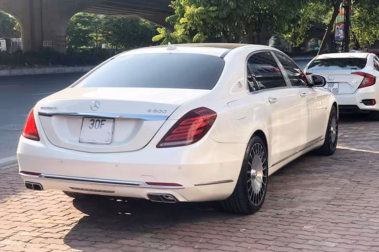 Mercedes-Maybach S 400 4Matic cũng sở hữu khối động cơ thấp hơn so với hai đàn anh (S600 sử dụng động cơ V12 và S500 sử dụng động cơ V8) động cơ V6 tăng áp kép dung tích 3.0 lít. Xe đạt công suất cực đại 333 mã lực và mô-men xoắn cực đại 480 Nm cùng khả năng tăng tốc 0-100 km/h trong 6,1 giây.