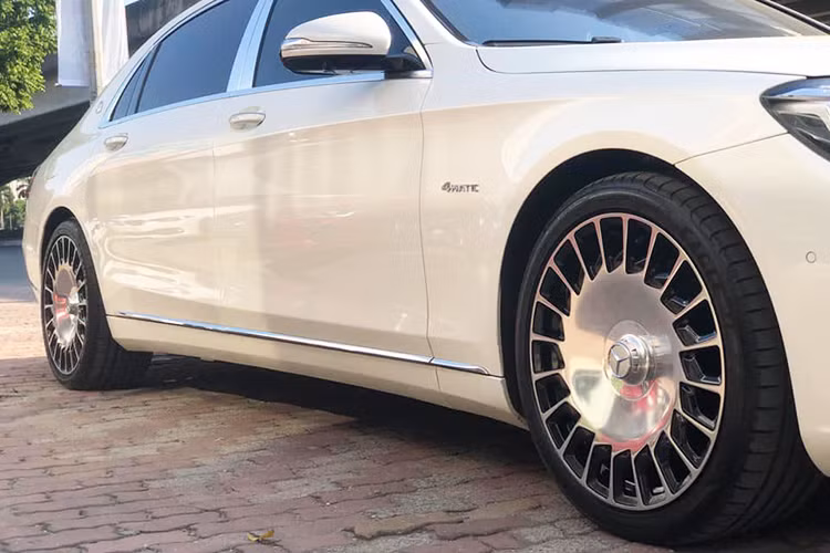 Chiếc xe sang Mercedes-Maybach S400 đời cũ đang được rao bán này sở hữu ngoại thất màu trắng, theo chủ nhân chào bán thì nó thuộc hàng "siêu lướt" do dùng khá ít. Đáng chú ý, "dàn chân" của xe đã được độ lên phiên bản cao cấp nhất hiện nay là Maybach S650.