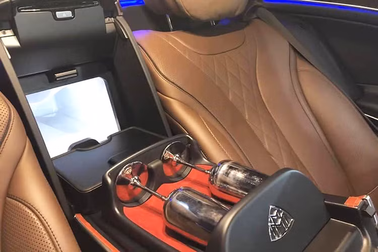 Hàng ghế sau thương gia,có thể ngả tối đa về phía sau lên đến 43,5 độ, tích hợp đệm đỡ bắp chân, đỡ chân điều chỉnh điện cùng chức năng massage 6 chế độ. Bộ bàn làm việc và 2 ly sâm panh bằng bạc chế tác thủ công bởi Robbe &amp; Berking cùng ngăn để ly đi kèm, cửa sổ trời với kính đổi màu Magic Sky Control cực kỳ ấn tượng.