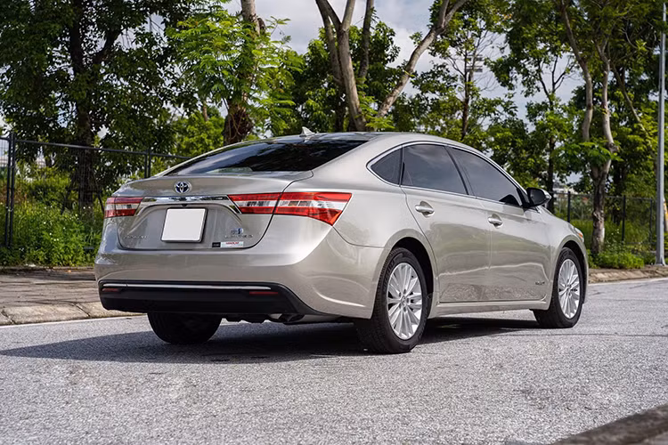 Thân xe Toyota Avalon không còn đường nét trung tính, mềm mại mà thay vào đó là những đường vát cứng cáp, thể hiện cá tính hơn. Cột C thiết kế vát hẳn về phía sau tạo cảm giác thân xe dài. Mui xe ôm lấy nắp cốp phía sau giúp Avalon thế hệ mới mang dáng dấp của dòng xe Grand Coupe thời thượng. 