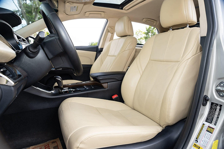 Toyota Avalon bản Limited Hybrid 2014 sử dụng động cơ xăng dung tích 2,5 lít 4 xi-lanh kết hợp với động cơ điện cho tổng công suất 200 mã lực, thông qua hệ dẫn động cầu trước và hộp số biến thiên vô cấp ECVT. Nếu người lái duy trì ổn định trong quá trình lái xe với vận tốc dưới 40 km/giờ, bộ động cơ điện sẽ hoạt động trong khoảng 1,6 km và sau đó chuyển sang động cơ xăng.