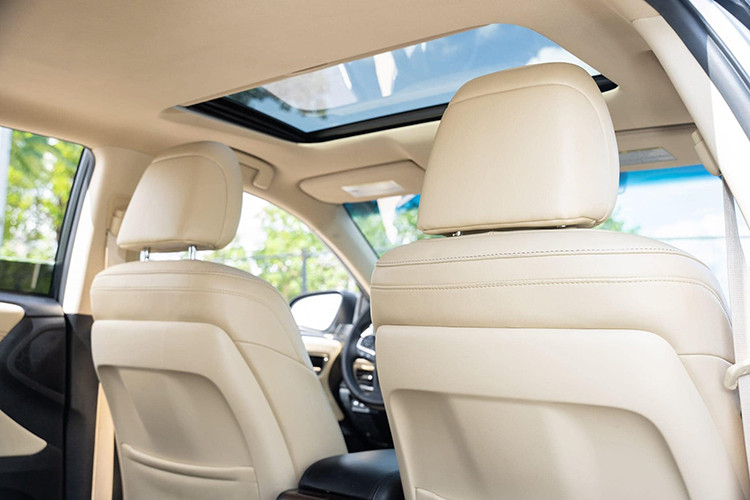 Theo công bố, Toyota Avalon phiên bản Limited Hybrid có thể tăng tốc 0 - 100 km/giờ trong khoảng 8,2 giây, mức tiêu thụ nhiên liệu 6,03 lít/100 km trên đường phố và 5,8 lít trên đường cao tốc. Hệ thống an toàn trên Toyota Avalon phiên bản Limited Hybrid 2014 gồm kiểm soát ổn định thân xe điện tử VSC, kiểm soát độ bám đường TRAC...