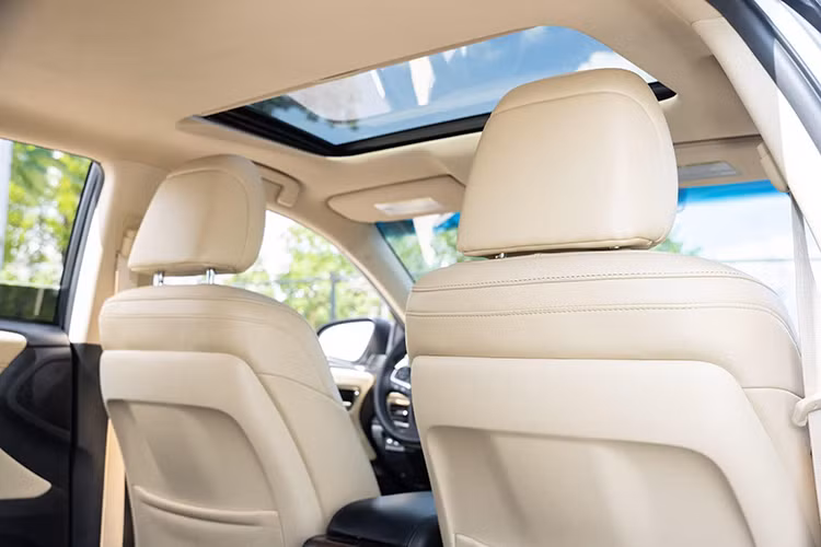 Theo công bố, Toyota Avalon phiên bản Limited Hybrid có thể tăng tốc 0 - 100 km/giờ trong khoảng 8,2 giây, mức tiêu thụ nhiên liệu 6,03 lít/100 km trên đường phố và 5,8 lít trên đường cao tốc. Hệ thống an toàn trên Toyota Avalon phiên bản Limited Hybrid 2014 gồm kiểm soát ổn định thân xe điện tử VSC, kiểm soát độ bám đường TRAC...