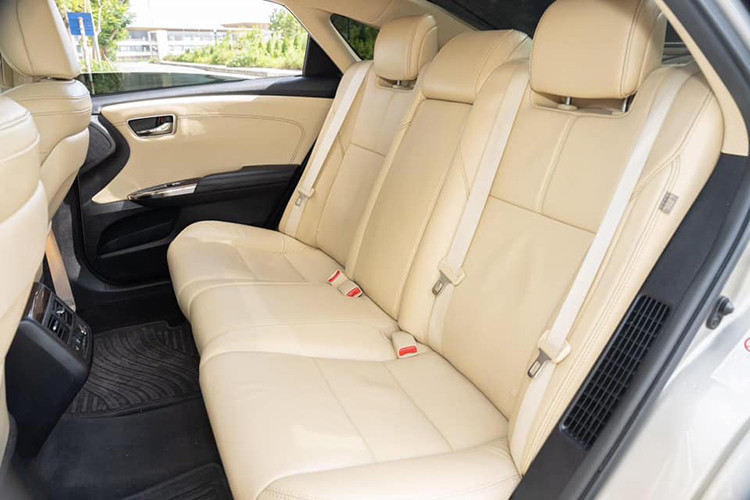 Xe có ba chế độ lái EV, Eco và Sport tùy theo phong cách của người lái. Ở chế độ lái EV, Toyota Avalon chỉ dùng động cơ điện, cho tới khi lượng pin ở dưới ngưỡng yêu cầu và lúc đó khởi động động cơ xăng. Chế độ này thích hợp với quãng đường ngắn, tốc độ chậm như trong thành phố.