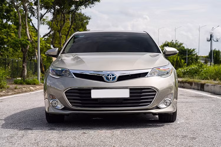 Khi mới về Việt Nam, giá xe Toyota Avalon Hybrid Limited 2014 khoảng 2,625 tỷ đồng Với mức giá xe cũ tương đương Toyota Camry thế hệ mới chính hãng, nhiều người yêu thích chất xe dành cho thị trường Mỹ vẫn khá quan tâm đến Avalon cũ bởi sự rộng rãi của sedan cỡ lớn và công nghệ vẫn không hề cũ dù đã trải qua 9 năm tuổi.