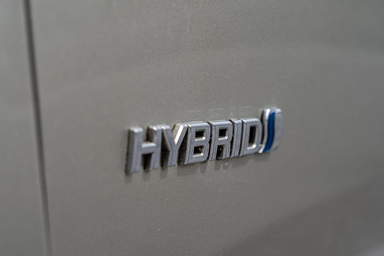 Chiếc Toyota Avalon Hybrid Limited đời 2014 trong bài viết này hiện đang được chủ nhân chào bán trên sàn xe cũ Việt với mức giá chưa đến 1,1 tỷ đồng. Mức giá này hiện cũng gần bằng một chiếc Toyota Camry thế hệ mới bản thấp nhất giá 1,105 tỷ đồng đang bán chính hãng tại Việt Nam.