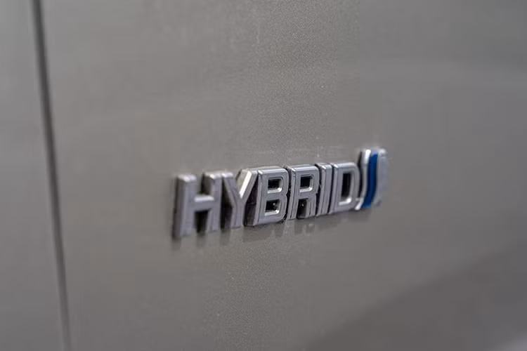 Chiếc Toyota Avalon Hybrid Limited đời 2014 trong bài viết này hiện đang được chủ nhân chào bán trên sàn xe cũ Việt với mức giá chưa đến 1,1 tỷ đồng. Mức giá này hiện cũng gần bằng một chiếc Toyota Camry thế hệ mới bản thấp nhất giá 1,105 tỷ đồng đang bán chính hãng tại Việt Nam.