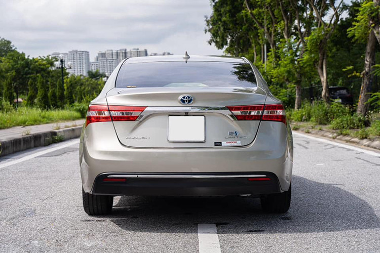 Các trang bị khác bao gồm; phanh ABS và phân phối lực phanh điện tử EBD, hỗ trợ phanh khẩn cấp BA. Ngoài ra, công nghệ dừng cầm chừng và tái tạo năng lượng phanh là tiêu chuẩn sẵn có trên phiên bản Avalon Hybrid. Công nghệ an toàn bị động có 10 túi khí đi kèm dây đai an toàn tự động siết chặt 3 điểm.