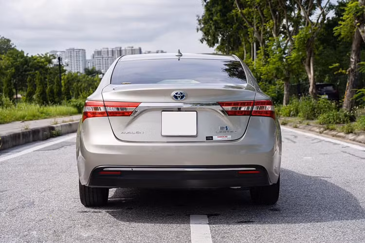 Các trang bị khác bao gồm; phanh ABS và phân phối lực phanh điện tử EBD, hỗ trợ phanh khẩn cấp BA. Ngoài ra, công nghệ dừng cầm chừng và tái tạo năng lượng phanh là tiêu chuẩn sẵn có trên phiên bản Avalon Hybrid. Công nghệ an toàn bị động có 10 túi khí đi kèm dây đai an toàn tự động siết chặt 3 điểm.