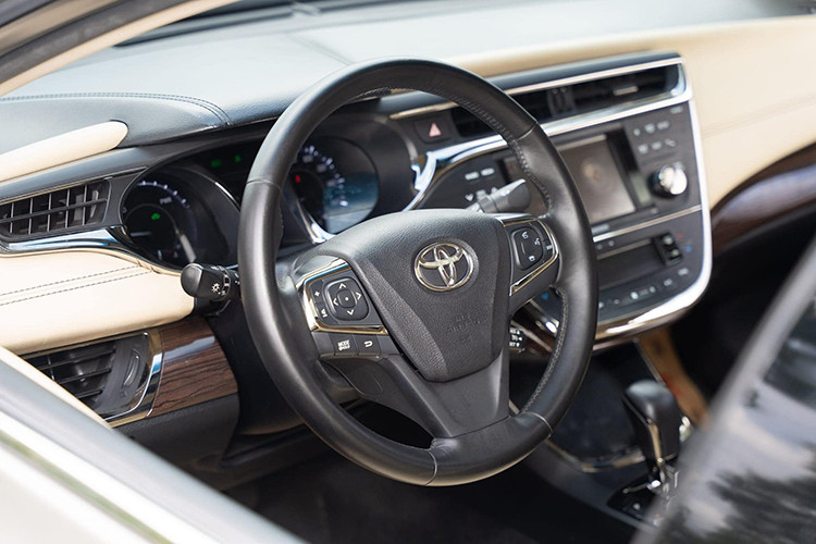 Bên trong nội thất, ngoại trừ núm chỉnh âm lượng, kênh đài FM/AM và nút nhỏ chỉnh thời gian, toàn bộ hệ thống giải trí trung tâm của Avalon đều là dạng cảm ứng. Toyota cho biết, Avalon mới sử dụng nhiều vật liệu cao cấp hơn cho nội thất, giúp xe tiệm cận hơn với dòng xe Lexus cao cấp.