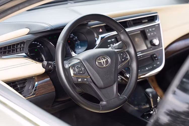 Bên trong nội thất, ngoại trừ núm chỉnh âm lượng, kênh đài FM/AM và nút nhỏ chỉnh thời gian, toàn bộ hệ thống giải trí trung tâm của Avalon đều là dạng cảm ứng. Toyota cho biết, Avalon mới sử dụng nhiều vật liệu cao cấp hơn cho nội thất, giúp xe tiệm cận hơn với dòng xe Lexus cao cấp.