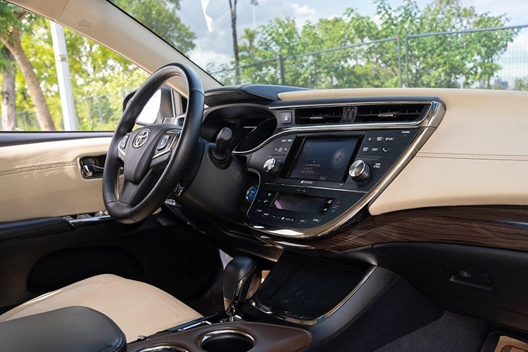 Hệ thống giải trí trên Toyota Avalon phiên bản Limited Hybrid có màn hình cảm ứng đa điểm, hệ thống âm thanh 11 loa JBL cao cấp. Cổng nghe nhạc AUX, MP3, USB, kết nối Bluetooth không dây với chế độ nhận diện giọng nói và đàm thoại rảnh tay…