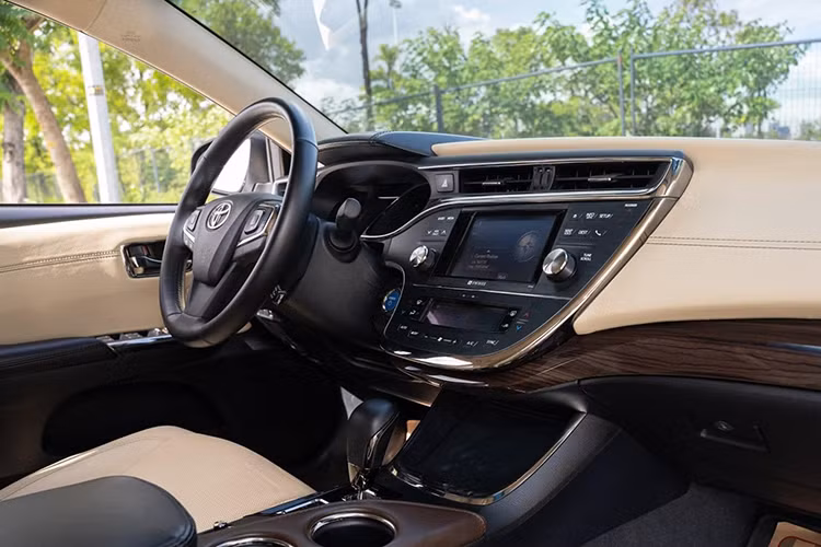 Hệ thống giải trí trên Toyota Avalon phiên bản Limited Hybrid có màn hình cảm ứng đa điểm, hệ thống âm thanh 11 loa JBL cao cấp. Cổng nghe nhạc AUX, MP3, USB, kết nối Bluetooth không dây với chế độ nhận diện giọng nói và đàm thoại rảnh tay…