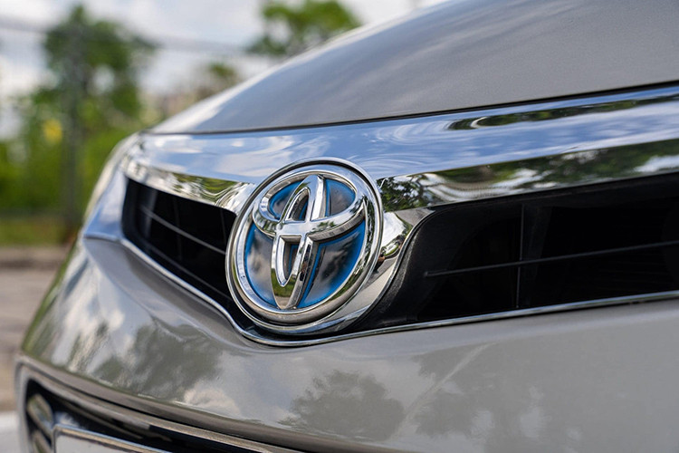 Về ngoại hình, Toyota Avalon 2014 sở hữu chiều dài trục cơ sở 2.820 mm. Kích thước tổng thể dài 4.966 mm, rộng 1.835 mm và cao 1.460 mm. Ngoài chiều dài cơ sở, toàn bộ kích thước của Toyota Avalon đều nhỉnh hơn so với Lexus ES, mẫu xe cùng hãng mẹ.