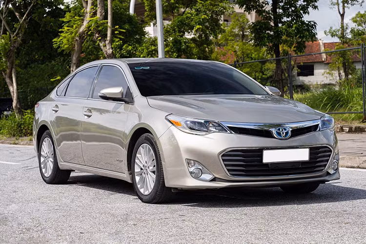 Mẫu xe Toyota Avalon là dòng sedan cỡ lớn nhất mà hãng xe Nhật Bản phân phối. Ở hai thế hệ đầu tiên, Avalon sử dụng chung khung gầm với mẫu xe anh em Camry. Bước sang thế hệ thứ 3 và thế hệ thứ 4 (từ năm 2012), Toyota Avalon đời 2014 sở hữu hệ khung gầm mới. 