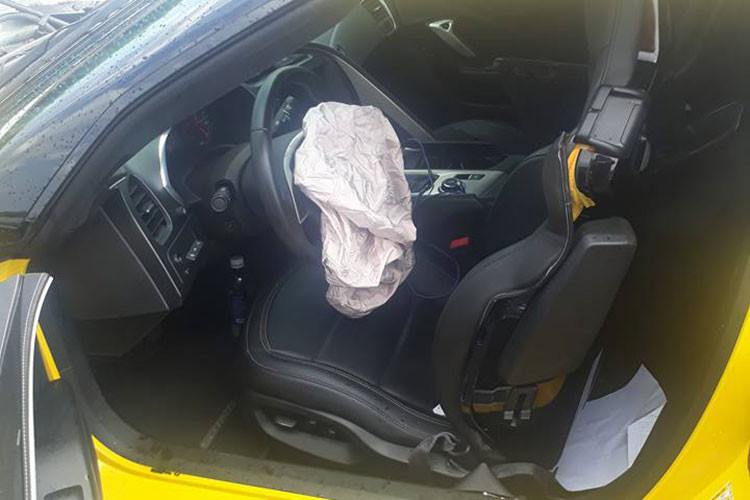 Những hình ảnh tại hiện trường cho thấy, chiếc Chevrolet Corvette C7 Stingray nằm xoay ngang với mặt đường cao tốc, phần đầu xe tông vào dải phân cách cứng. Cản va trước của xe bị bể và rơi ra khỏi xe. Dàn áo 2 bên hông bánh xe cũng bị bể. Nắp capô của chiếc Chevrolet Corvette C7 Stingray trong vụ tai nạn này cũng bị móp méo, biến dạng.
