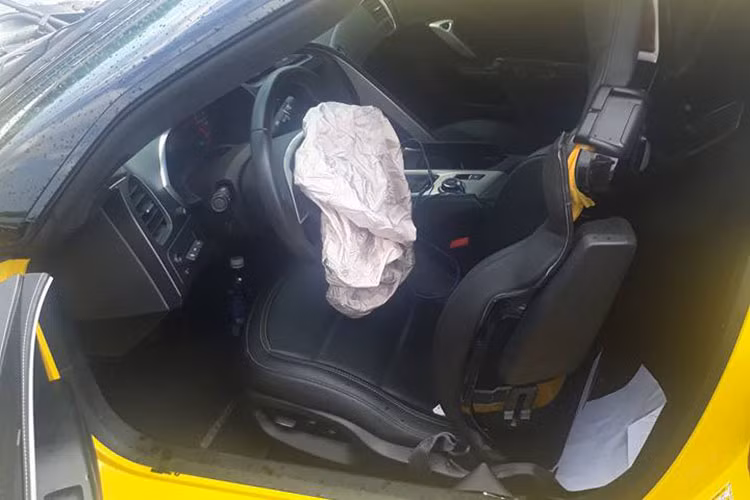 Những hình ảnh tại hiện trường cho thấy, chiếc Chevrolet Corvette C7 Stingray nằm xoay ngang với mặt đường cao tốc, phần đầu xe tông vào dải phân cách cứng. Cản va trước của xe bị bể và rơi ra khỏi xe. Dàn áo 2 bên hông bánh xe cũng bị bể. Nắp capô của chiếc Chevrolet Corvette C7 Stingray trong vụ tai nạn này cũng bị móp méo, biến dạng.