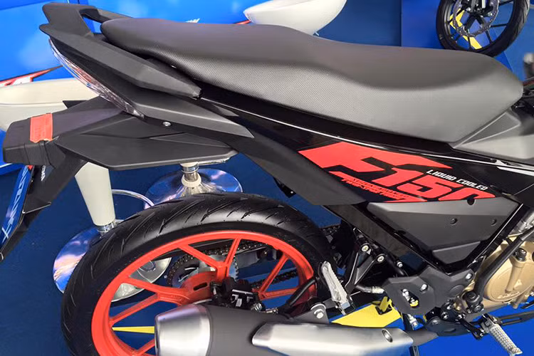 Ngoài bộ áo mới, Suzuki Raider 150 FI vẫn được giữ nguyên các số đo tổng thể như chiều dài 1.960 mm, rộng 675 mm, cao 980 mm và chiều dài cơ sở 1.280 mm. Bên cạnh đó là chiều cao yên tính từ mặt đất vào khoảng 765 mm, chiều cao gầm 150 mm và trọng lượng chỉ 109 kg.