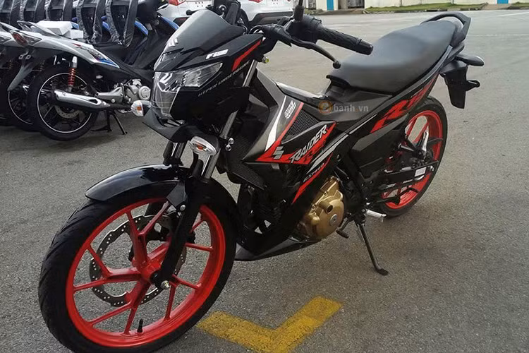 Lô hàng xe côn tay Suzuki Raider 150 FI phiên bản màu sơn đen nhám cá tính đầu tiên xuất hiện tại Việt Nam vừa rò rỉ trên mạng xã hội. Những chiếc xe mới này được cho là được chụp tại nhà máy của Việt Nam Suzuki tại khu vực phía Nam.
