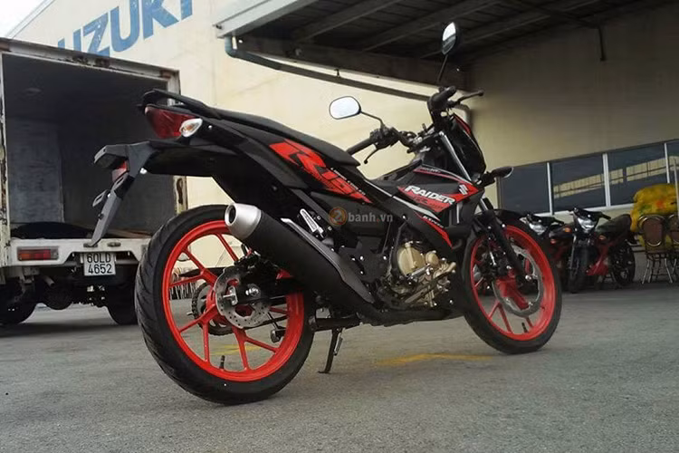 Trên phiên bản mới này, ngoài bộ tem với tên gọi Raider thay cho Satria tại thị trường nước ngoài - mẫu xe côn tay 150Fi của Suzuki cũng có thiết kế tương tự như ở phiên bản nhập khẩu. Nếu đưa ra so sánh với phiên bản cũ, Raider R150 Fi màu đen nhám này mang dáng vẻ dữ dằn hơn.