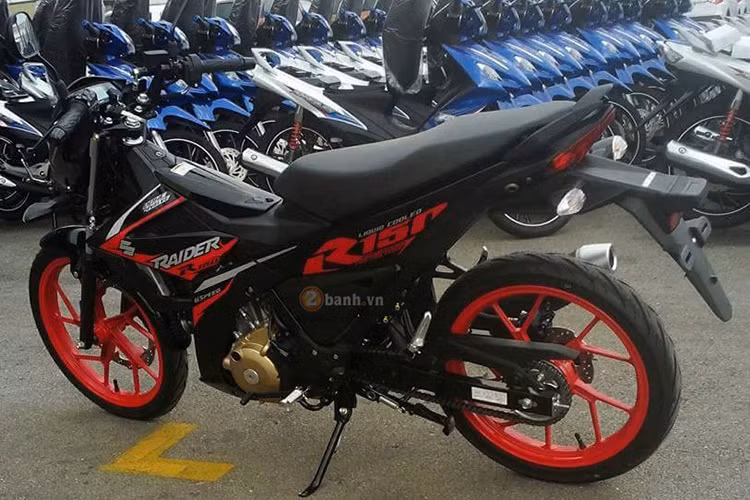 So với bản tiêu chuẩn, Suzuki Raider 150 FI sở hữu bộ áo đen nhám kết hợp cùng bộ tem thể thao mới trong màu sơn đỏ và bạc. Ngoài ra, cặp mâm xương cá thể thao cũng được sơn màu đỏ bắt mắt - khá giống với đối thủ Honda Sonic 150R 2017 mới xuất hiện vừa qua.