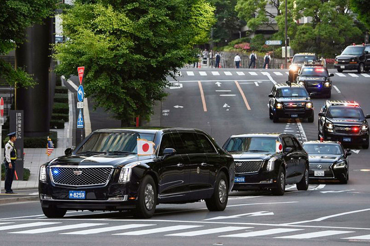 Ngoài hệ thống hỗ trợ lái trong đêm, xe còn được trang bị hệ thống thông tin bảo mật, liên lạc hiện đại như: dò tìm bằng định vị vệ tinh toàn cầu GPS, WiFi, điện thoại vệ tinh kết nối thẳng đến điện thoại của phó Tổng thống và lầu năm góc để ra lệnh phóng tên lửa hạt nhân. Không chỉ có khả năng bảo vệ, The Beast 2.0 còn được trang bị hệ thống bắn khói, xả dầu, súng bắn hơi cay... nhằm đáp trả các vụ tấn công.