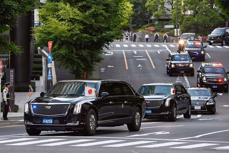 Ngoài hệ thống hỗ trợ lái trong đêm, xe còn được trang bị hệ thống thông tin bảo mật, liên lạc hiện đại như: dò tìm bằng định vị vệ tinh toàn cầu GPS, WiFi, điện thoại vệ tinh kết nối thẳng đến điện thoại của phó Tổng thống và lầu năm góc để ra lệnh phóng tên lửa hạt nhân. Không chỉ có khả năng bảo vệ, The Beast 2.0 còn được trang bị hệ thống bắn khói, xả dầu, súng bắn hơi cay... nhằm đáp trả các vụ tấn công.