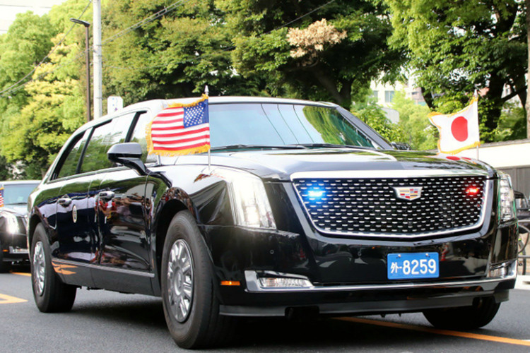 Gầm xe cũng được gia cố với titanium, gốm nhằm chống bom, riêng bình xăng của The Beast 2.0 cũng được General Motor bọc thép chống đạn và bao phủ bằng một lớp bọt đặc biệt chống cháy nổ. Khoang nội thất của xe được thiết kế để cách ly hoàn toàn với bên ngoài nhằm ngăn chặn các vụ tấn công hóa học hay bảo vệ người ngồi trên xe... 