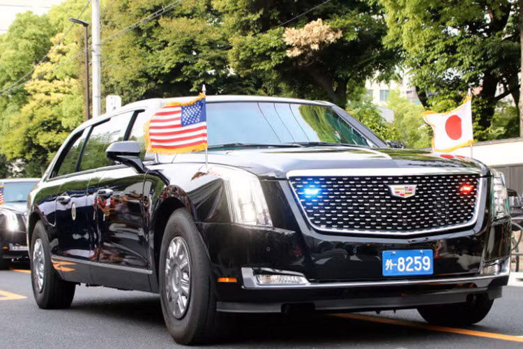 Gầm xe cũng được gia cố với titanium, gốm nhằm chống bom, riêng bình xăng của The Beast 2.0 cũng được General Motor bọc thép chống đạn và bao phủ bằng một lớp bọt đặc biệt chống cháy nổ. Khoang nội thất của xe được thiết kế để cách ly hoàn toàn với bên ngoài nhằm ngăn chặn các vụ tấn công hóa học hay bảo vệ người ngồi trên xe... 