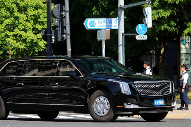 Bên cạnh ngoại hình đồ sộ, nước sơn đen bóng bẩy “Quái thú” nước Mỹ còn gây ấn tượng với khả năng bảo vệ an toàn. Cụ thể, xe có 3 cửa sổ lắp kính cường lực chống đạn dày 12,7 cm, lớp vỏ thân xe dày 20,32 cm với chất liệu bằng nhôm, titanium và gốm có thể chịu được đạn chống tăng RPG (B41) hoặc mìn chống tăng IED.