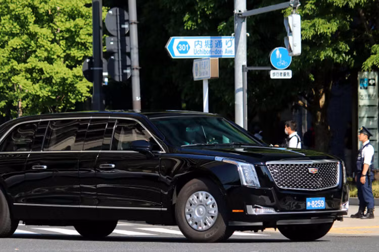 Bên cạnh ngoại hình đồ sộ, nước sơn đen bóng bẩy “Quái thú” nước Mỹ còn gây ấn tượng với khả năng bảo vệ an toàn. Cụ thể, xe có 3 cửa sổ lắp kính cường lực chống đạn dày 12,7 cm, lớp vỏ thân xe dày 20,32 cm với chất liệu bằng nhôm, titanium và gốm có thể chịu được đạn chống tăng RPG (B41) hoặc mìn chống tăng IED.