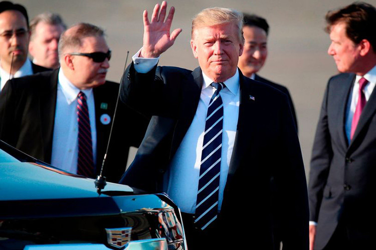 So với The Beast của cựu Tổng thống Obama, The Beast 2.0 thế hệ mới đã có sự thay đổi để phù hợp với yêu cầu bảo vệ cũng như độ thoải mái, tiện nghi cho yếu nhân ngồi trên xe . Điểm dễ nhận thấy nhất của xe chính là thiết kế đầu với cụm đèn pha led, lưới tản nhiệt cỡ lớn cùng logo ở vị trí trung tâm mang phong cách thiết kế của Cadillac Escalade 2019.