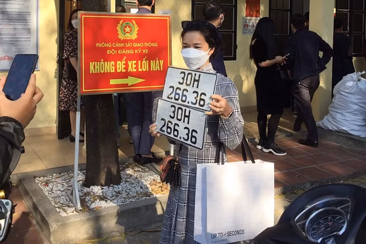 Un un di dang ky xe nhung ngay dau giam phi truoc ba-Hinh-3