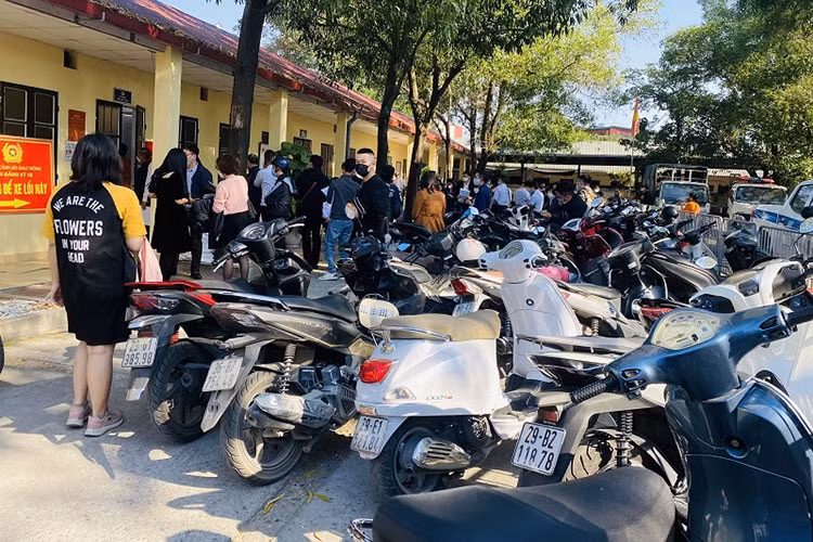 Un un di dang ky xe nhung ngay dau giam phi truoc ba