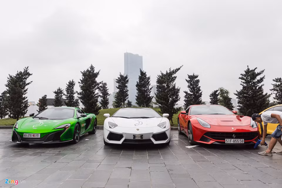 Những siêu xe mới tham dự hành trình đi Ninh Bình gồm McLaren 650S Spider màu xanh cốm, Lamborghini Aventador Roadster và Ferrari F12 Berlinetta.