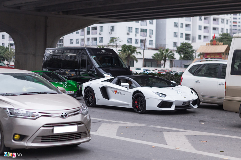 Sáng 6/3, các thành viên của hành trình siêu xe Car &amp; Passion tiếp tục chặng 2 từ Hà Nội đi Ninh Bình. Do xuất phát vào buổi sáng nên việc di chuyển từ điểm tập kết gặp nhiều khó khăn. Mật độ giao thông tại Hà Nội buổi sáng khá nhiều dày đặc nên những siêu xe này đều bị bủa vây bởi một loạt những phương tiện khác.