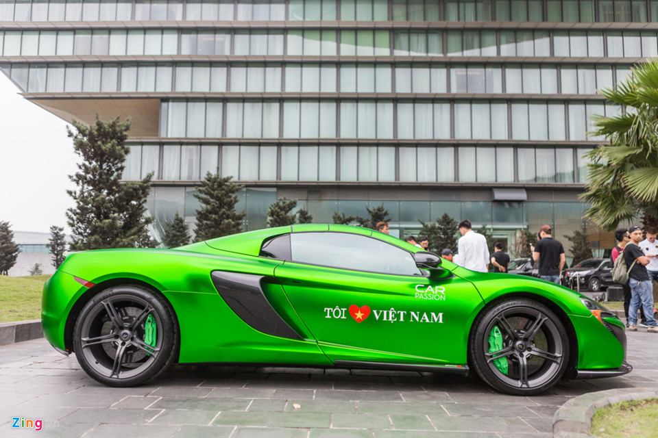 Như vậy, đoàn xe có 2 chiếc McLaren 650S Spider. Siêu xe mui trần này sử dụng động cơ V8, 3.8 lít, tăng áp kép, đạt công suất cực đại 641 mã lực và 678 Nm mô-men xoắn. Thời gian tăng tốc 0-100 km/h trong 3 giây. Tốc độ tối đa 329 km/h.