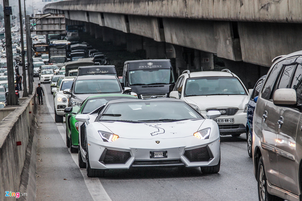 Do đó, đoàn xe cũng không giữ được đội hình như mong muốn khi đi lên đường trên cao vành đai 3. 