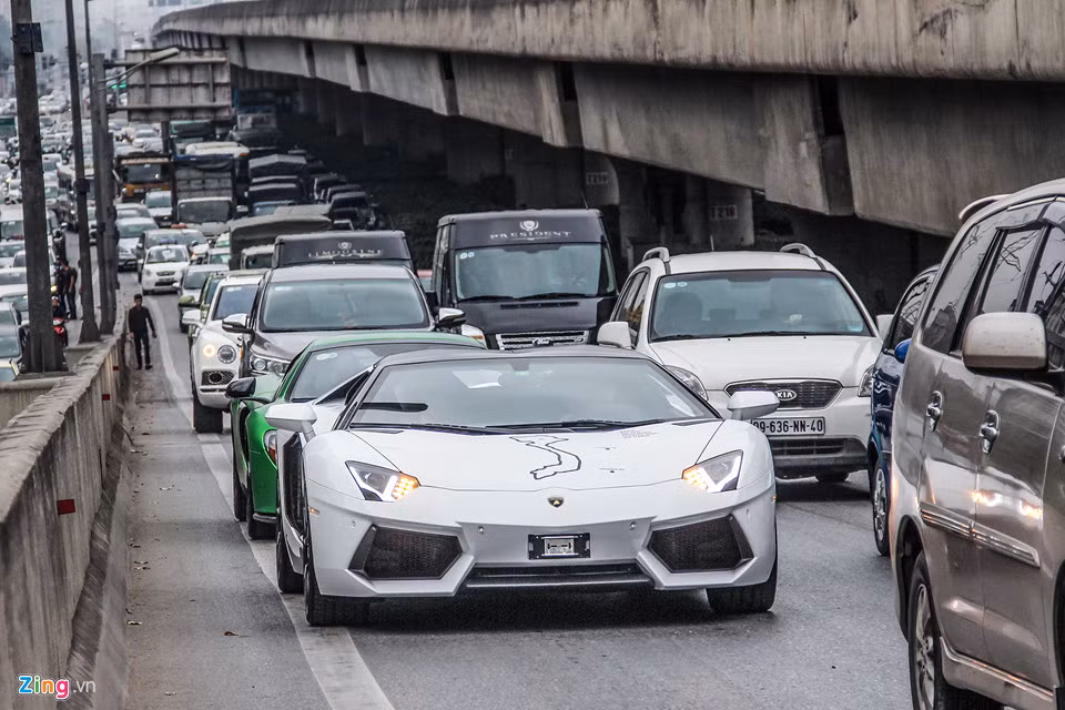 Do đó, đoàn xe cũng không giữ được đội hình như mong muốn khi đi lên đường trên cao vành đai 3. 