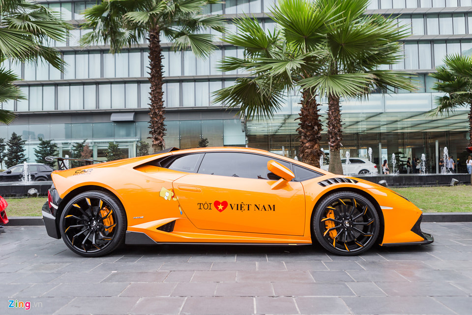 Lamborghini Huracan màu cam nổi bật với nhiều phụ kiện đắt giá cũng là siêu xe mới tham dự hành trình Car &amp; Passion trong ngày hôm nay.