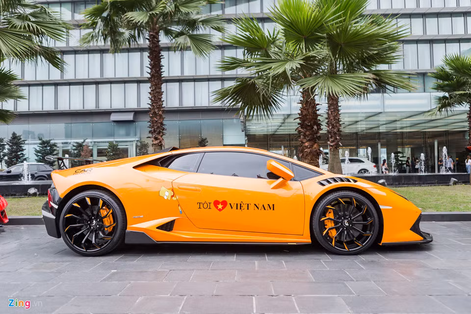Lamborghini Huracan màu cam nổi bật với nhiều phụ kiện đắt giá cũng là siêu xe mới tham dự hành trình Car &amp; Passion trong ngày hôm nay.