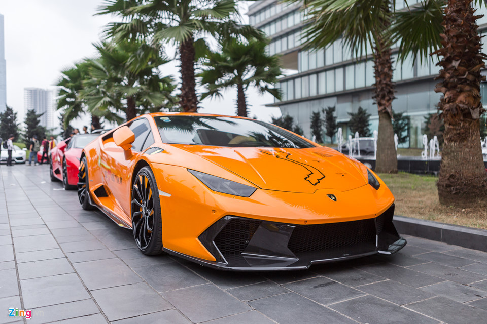 Siêu xe mới được chủ xe vận chuyển từ TP.HCM ra Hà Nội. Đây được xem là chiếc Huracan độc nhất Việt Nam trang bị bộ bodykit Novara Edizione của Vorsteiner.