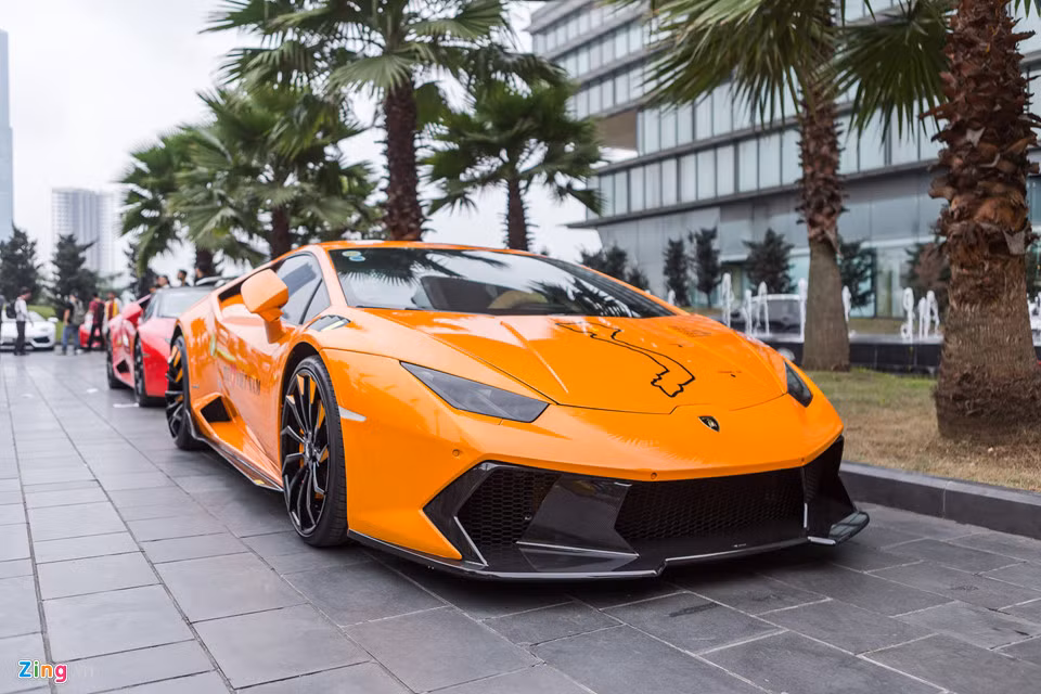 Siêu xe mới được chủ xe vận chuyển từ TP.HCM ra Hà Nội. Đây được xem là chiếc Huracan độc nhất Việt Nam trang bị bộ bodykit Novara Edizione của Vorsteiner.