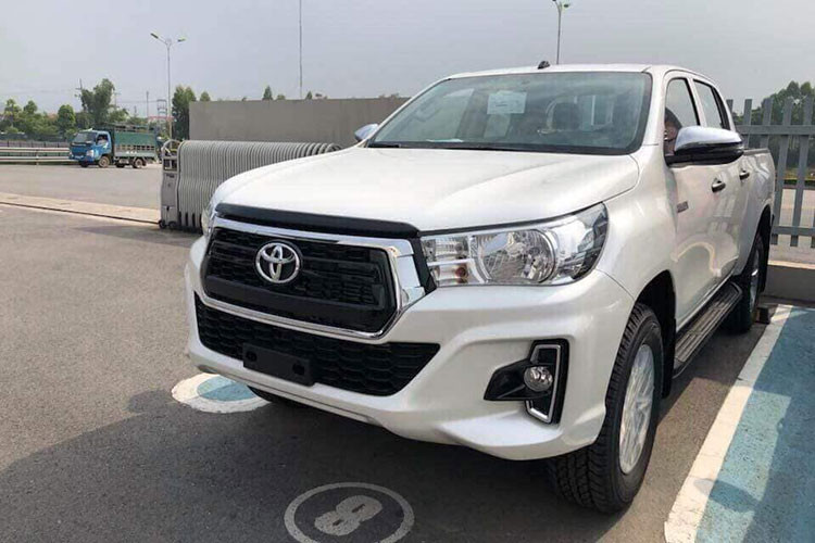 Toyota Hilux phiên bản cải tiến 2018 cung cấp 3 lựa chọn cho khách hàng với mức giá như sau: HILUX 2.8 lít 2 cầu MLM (Máy dầu – số tự động 6 cấp) gía 878 triệu đồng; HILUX 2.4 lít 1 cầu (Máy dầu – số tự động 6 cấp) gía 793 triệu đồng; HILUX 2.4 lít 1 2 cầu (Máy dầu – số sàn 6 cấp) gía 695 triệu đồng.