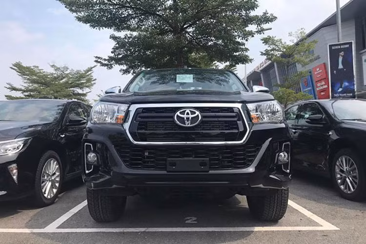Điểm nhấn trên Hilux phiên bản 2018 này là đèn pha LED có tạo hình giống với phong cách của chiếc Toyota Tahoma tại thị trường Mỹ. Phần đầu xe - lưới tản nhiệt hình lục giác được làm mới với màu đen bóng cùng viền mạ crôm thể thao, so với đời cũ thì lưới tản nhiệt có kích thước lớn hơn và thiết kế thẳng đứng, mạnh mẽ hơn.