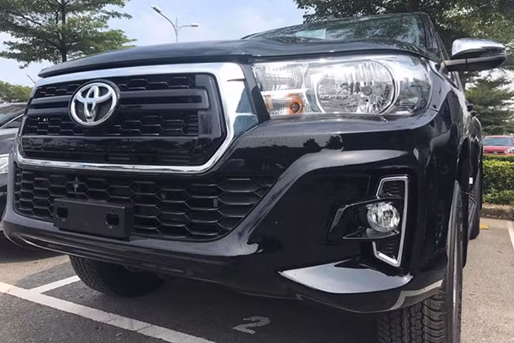 Hông xe Hilux nổi bật nhờ cặp gương chiếu hậu ngoài kiểu dáng khí động học được mạ crom, tích hợp đèn báo rẽ dạng LED, hỗ trợ chỉnh điện và gập điện, làm tăng nét khoẻ khoắn cho chiếc bán tải. Kính chắn gió tích hợp gạt mưa gián đoạn, điều chỉnh thời gian tiện lợi hơn cho tài xế.