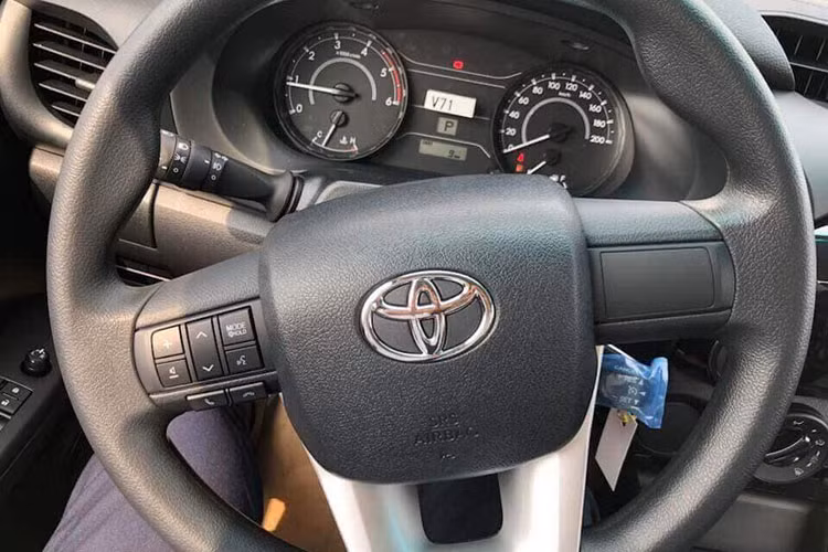 Trang bị nội thất của xe gần như không có sự thay đổi nào đáng kể. Các tính năng đáng chú ý bao gồm kiểm soát hành trình, điều hòa khí hậu tư động, ghế chỉnh điện, hộp làm lạnh ngăn chứa găng tay hay cổng điện 220V dưới bệ tì tay trung tâm, chìa khóa điện vẫn là dạng truyền thống...