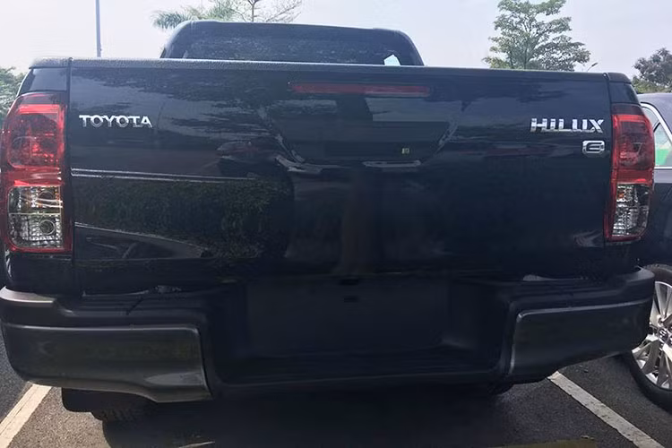 Ngoài các chi tiết ở phần đầu xe, cản trước và sau cũng được tinh chỉnh với thiết kế phức tạp hơn. Trên cản va trước có cụm đèn sương mù cỡ nhỏ, nằm cạnh chi tiết trang trí hình chữ C mạ crôm. Riêng phần sườn và đuôi xe của Toyota Hilux 2018 mới không thay đổi đáng kể so với trước.