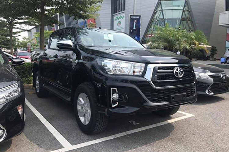 Mẫu xe bán tải Toyota Hilux 2018 dự kiến sẽ bán ra tại Việt Nam vào tháng 8/2018 tới, sau thời gian dài vắng mặt trên thị trường do nhà phân phối và lắp ráp Toyota Việt Nam (TMV) không thể nhập xe từ đầu năm. Hilux sẽ có những thay đổi ở diện mạo so với những bản đã bán trước đó và bổ sung thêm một phiên bản mới.