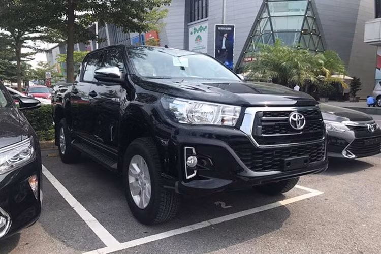 Mẫu xe bán tải Toyota Hilux 2018 dự kiến sẽ bán ra tại Việt Nam vào tháng 8/2018 tới, sau thời gian dài vắng mặt trên thị trường do nhà phân phối và lắp ráp Toyota Việt Nam (TMV) không thể nhập xe từ đầu năm. Hilux sẽ có những thay đổi ở diện mạo so với những bản đã bán trước đó và bổ sung thêm một phiên bản mới.